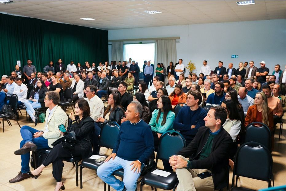 Participantes do 1º Fórum EIXOMINAS em foto de grupo